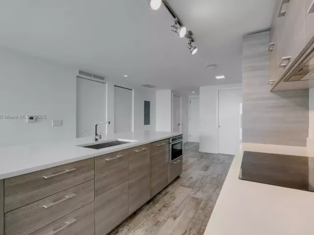 2-bedroom condo for sale in Miami - 650 NE 32nd St 802 - MondialRealty