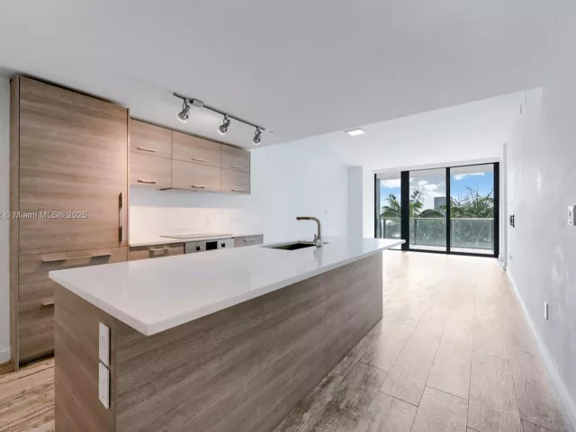 2-bedroom condo for sale in Miami - 650 NE 32nd St 802 - MondialRealty