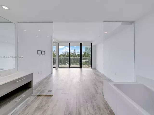 2-bedroom condo for sale in Miami - 650 NE 32nd St 802 - MondialRealty