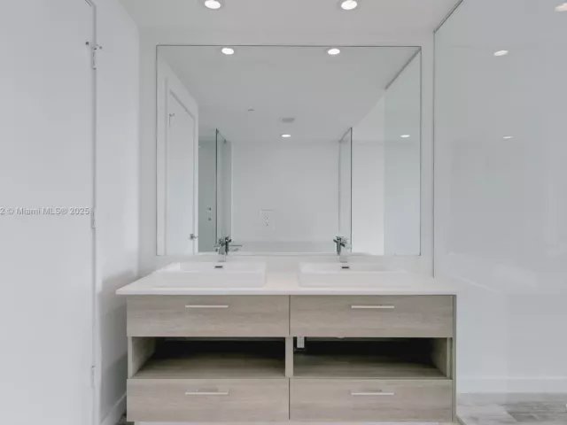 2-bedroom condo for sale in Miami - 650 NE 32nd St 802 - MondialRealty