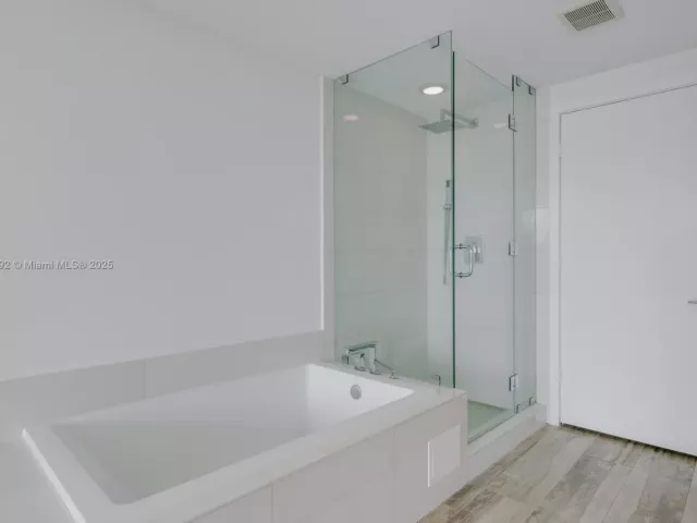 2-bedroom condo for sale in Miami - 650 NE 32nd St 802 - MondialRealty