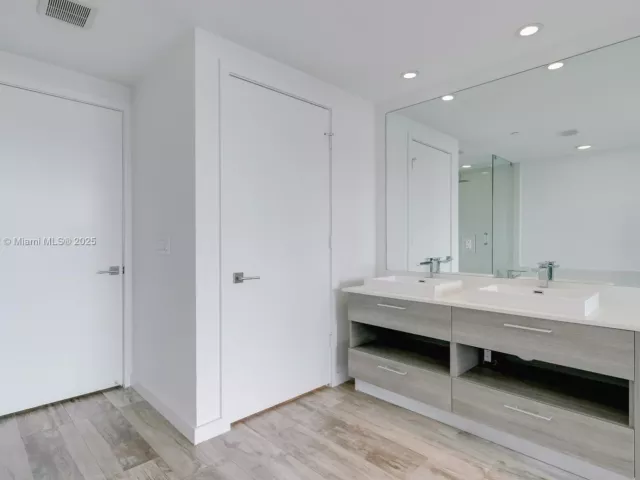 2-bedroom condo for sale in Miami - 650 NE 32nd St 802 - MondialRealty