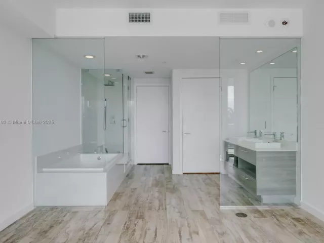 2-bedroom condo for sale in Miami - 650 NE 32nd St 802 - MondialRealty