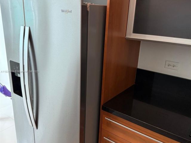 2-bedroom condo for rent in Miami - 244 Biscayne Blvd 908 - MondialRealty