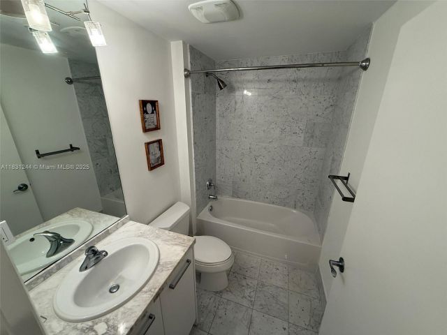 2-bedroom condo for rent in Miami - 244 Biscayne Blvd 908 - MondialRealty