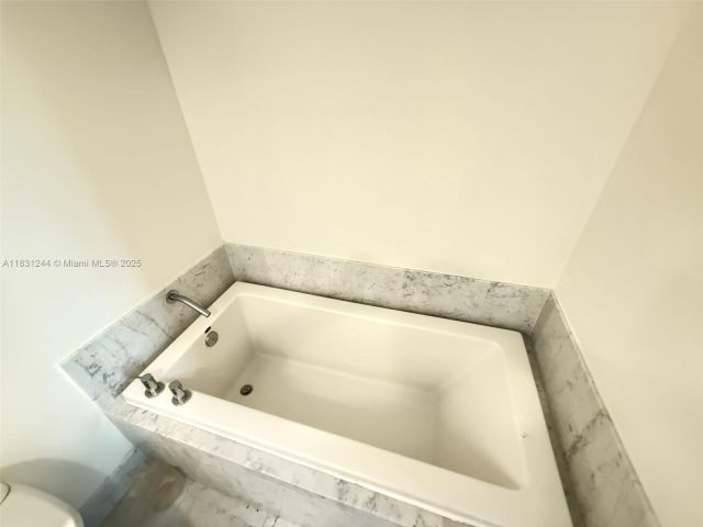 2-bedroom condo for rent in Miami - 244 Biscayne Blvd 908 - MondialRealty