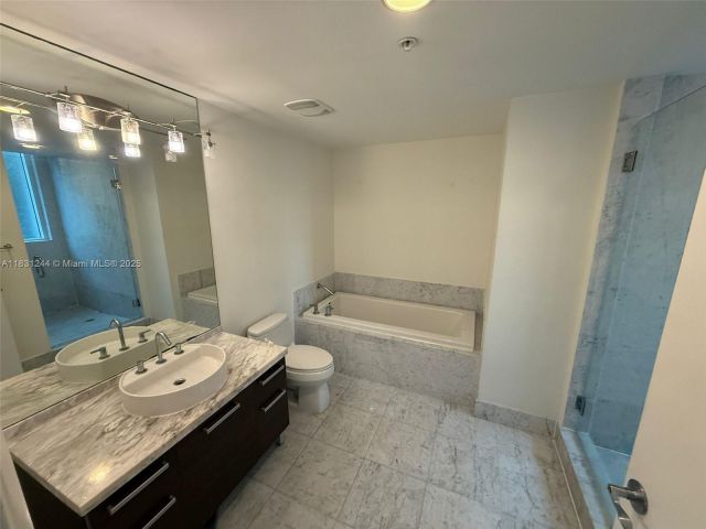 2-bedroom condo for rent in Miami - 244 Biscayne Blvd 908 - MondialRealty