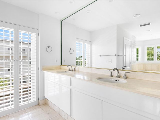 Home for rent at 1415 Sunset Harbour Dr 406 - photo 6242338