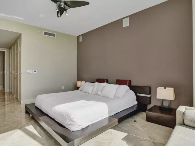 3-bedroom condo for rent in Sunny Isles Beach - 18101 Collins Ave 4206 - MondialRealty