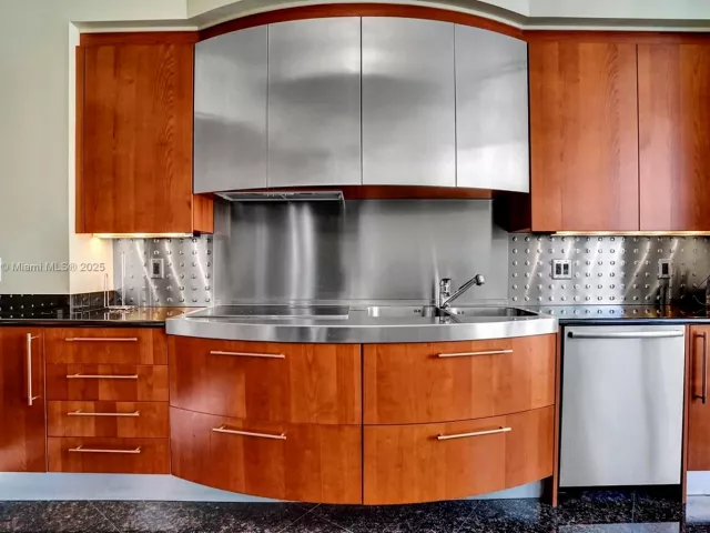 3-bedroom condo for rent in Sunny Isles Beach - 18101 Collins Ave 4206 - MondialRealty