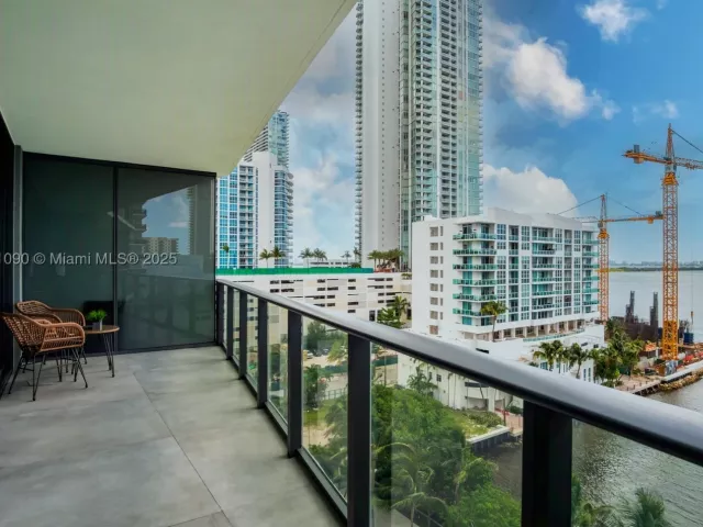 2-bedroom condo for sale in Miami - 460 NE 28th St 805 - MondialRealty