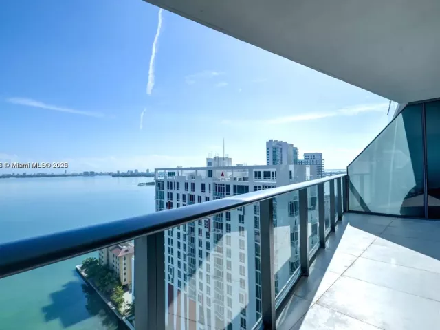 2-bedroom condo for sale in Miami - 460 NE 28th St 2106 - MondialRealty