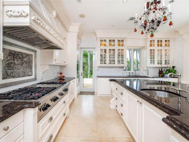 Home for sale at 4539 Pine Tree Dr - photo 6260239