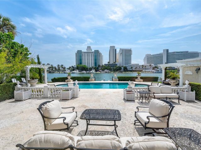 Home for sale at 4539 Pine Tree Dr - photo 6260247