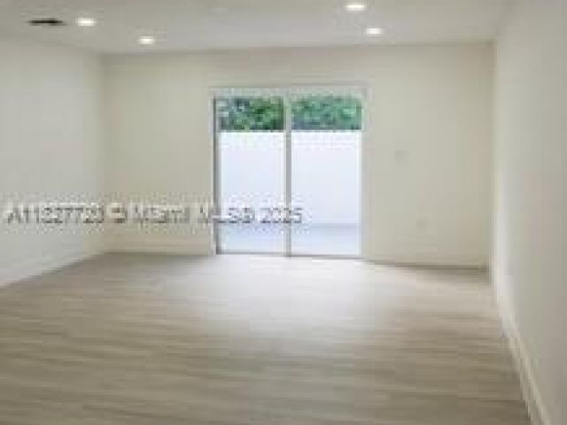 Home for sale at 972 N 18th Ct - photo 6236084