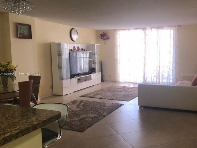 1-bedroom condo for sale in Hallandale Beach - 1865 S Ocean Dr 5H - MondialRealty