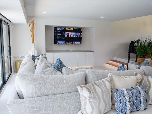 Home for rent at 1240 NE 27th Ter - photo 6235581