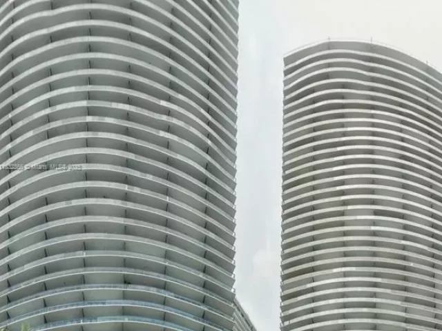 2-bedroom condo for sale in Miami - 480 NE 31st St 3205 - MondialRealty