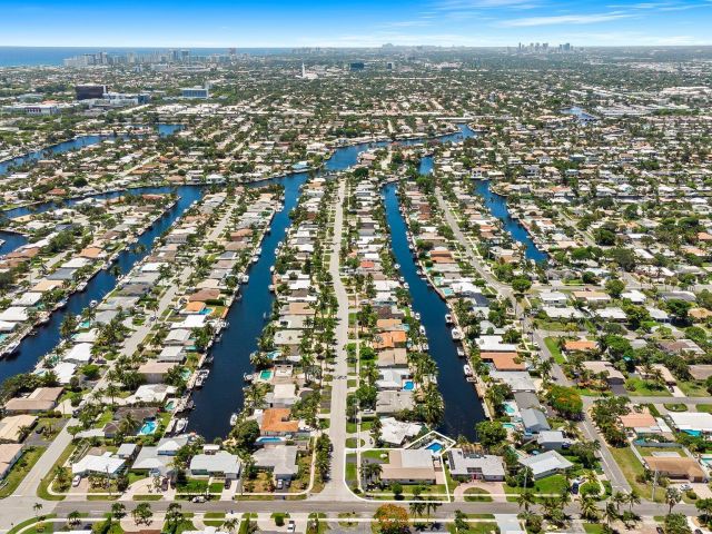 5-bedroom home for sale in Pompano Beach - 581 SE 5th Avenue - MondialRealty