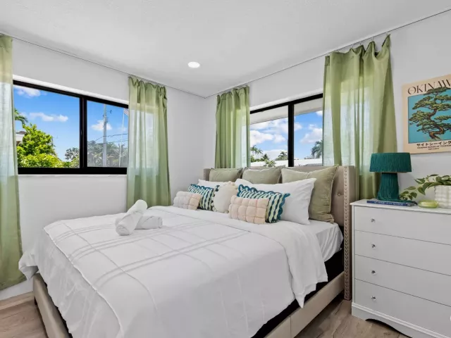 5-bedroom home for sale in Pompano Beach - 581 SE 5th Avenue - MondialRealty