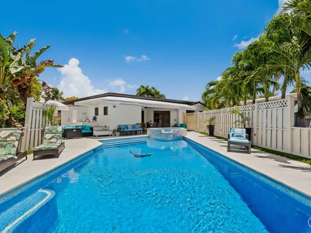5-bedroom home for sale in Pompano Beach - 581 SE 5th Avenue - MondialRealty