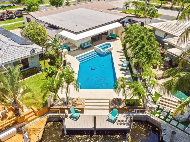 5-bedroom home for sale in Pompano Beach - 581 SE 5th Avenue - MondialRealty