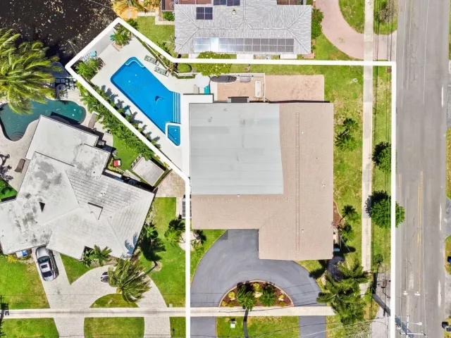 5-bedroom home for sale in Pompano Beach - 581 SE 5th Avenue - MondialRealty