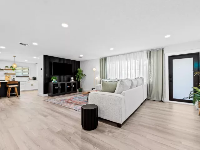 5-bedroom home for sale in Pompano Beach - 581 SE 5th Avenue - MondialRealty