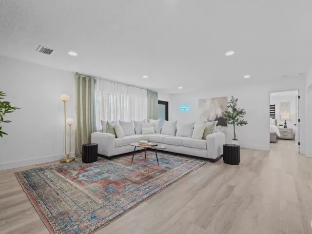 5-bedroom home for sale in Pompano Beach - 581 SE 5th Avenue - MondialRealty