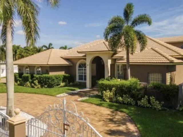 Home for sale at 423 NE 3rd Street - photo 6240127