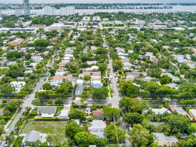 Home for sale at 1915 Lake Avenue - photo 6240385