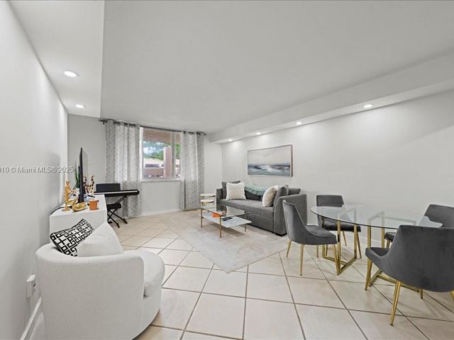 1-bedroom condo for sale in Miami - 540 Brickell Key Dr 412 - MondialRealty