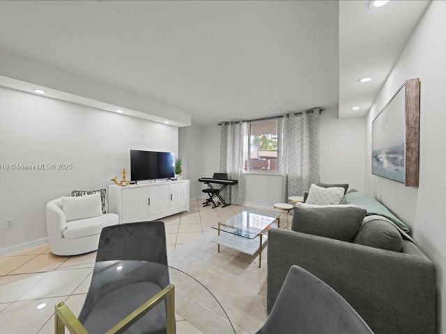 1-bedroom condo for sale in Miami - 540 Brickell Key Dr 412 - MondialRealty