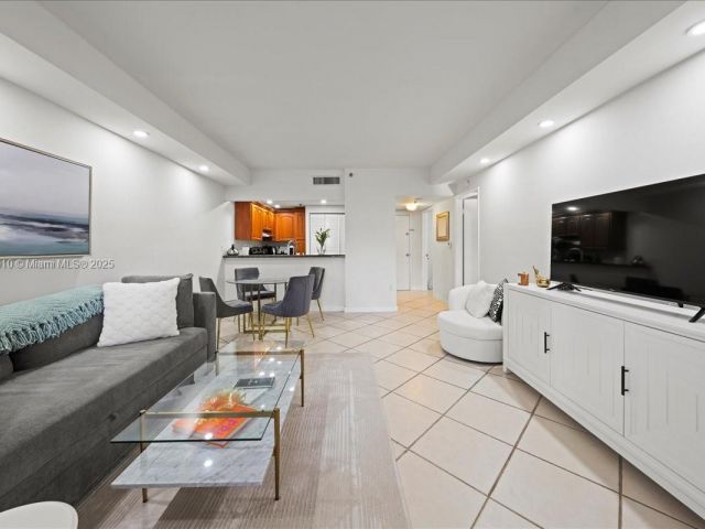1-bedroom condo for sale in Miami - 540 Brickell Key Dr 412 - MondialRealty