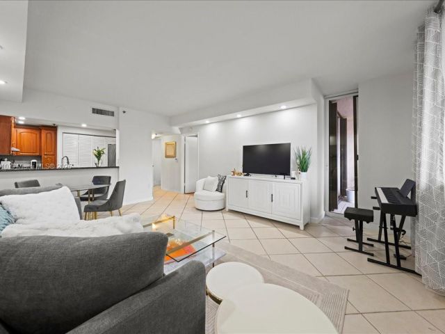 1-bedroom condo for sale in Miami - 540 Brickell Key Dr 412 - MondialRealty