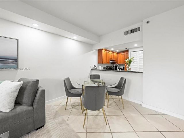 1-bedroom condo for sale in Miami - 540 Brickell Key Dr 412 - MondialRealty
