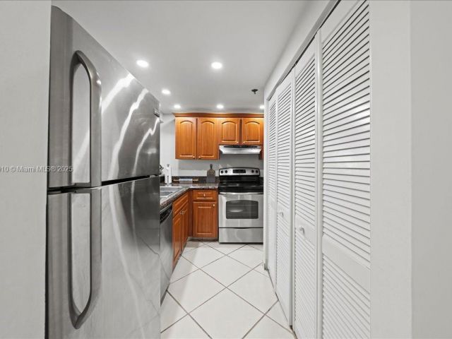 1-bedroom condo for sale in Miami - 540 Brickell Key Dr 412 - MondialRealty