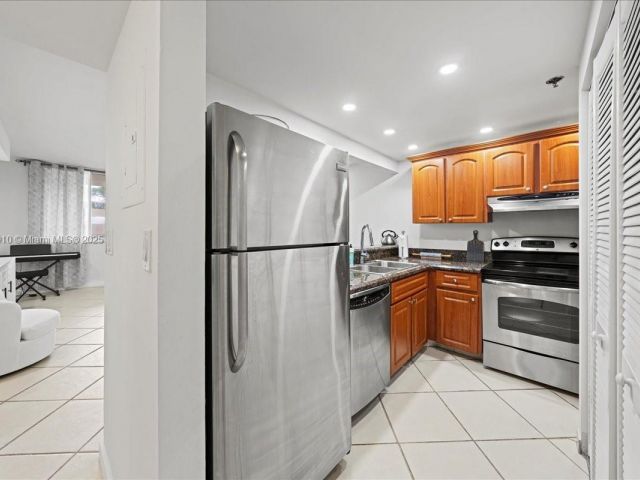 1-bedroom condo for sale in Miami - 540 Brickell Key Dr 412 - MondialRealty