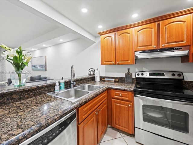 1-bedroom condo for sale in Miami - 540 Brickell Key Dr 412 - MondialRealty