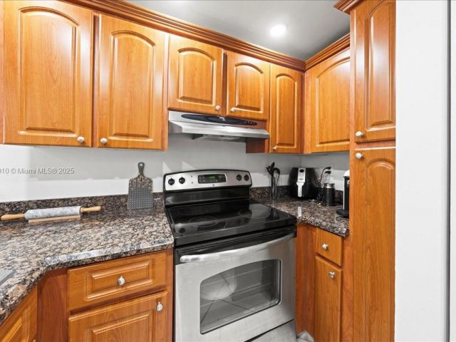 1-bedroom condo for sale in Miami - 540 Brickell Key Dr 412 - MondialRealty