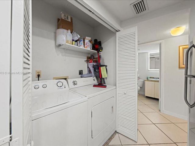1-bedroom condo for sale in Miami - 540 Brickell Key Dr 412 - MondialRealty