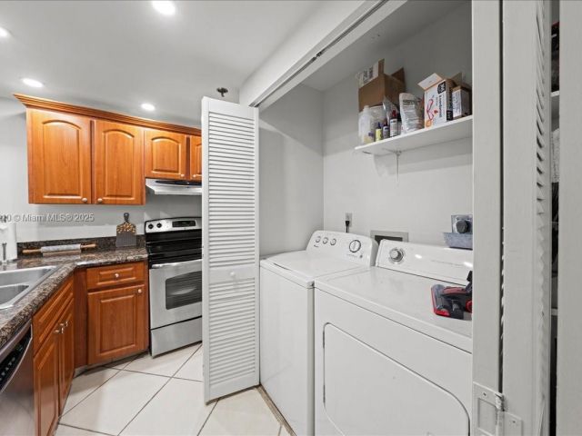 1-bedroom condo for sale in Miami - 540 Brickell Key Dr 412 - MondialRealty