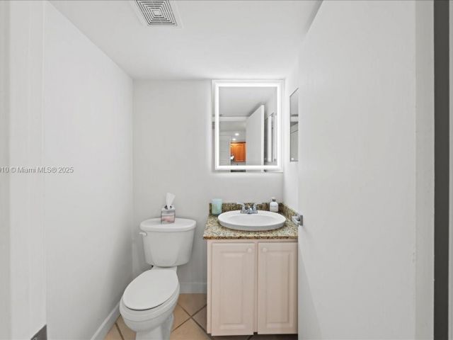 1-bedroom condo for sale in Miami - 540 Brickell Key Dr 412 - MondialRealty