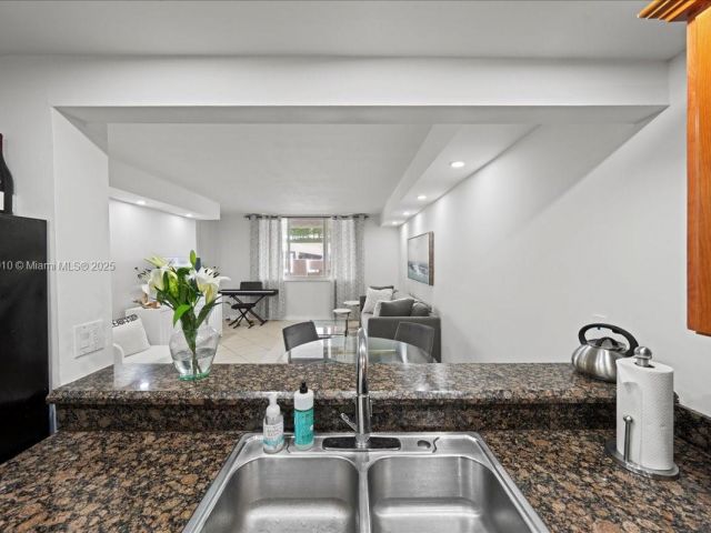 1-bedroom condo for sale in Miami - 540 Brickell Key Dr 412 - MondialRealty