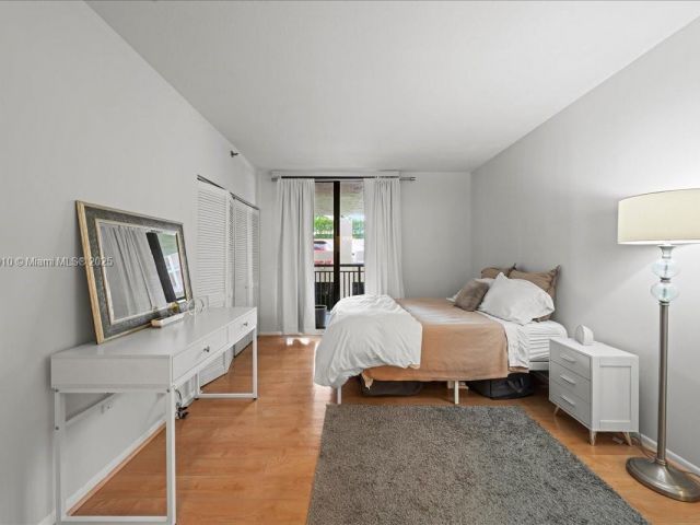 1-bedroom condo for sale in Miami - 540 Brickell Key Dr 412 - MondialRealty