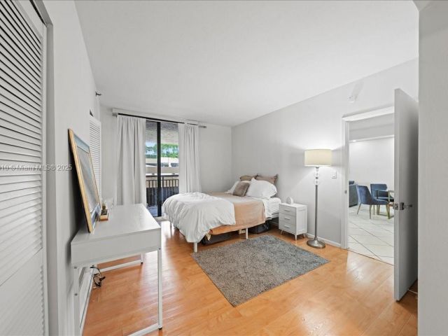 1-bedroom condo for sale in Miami - 540 Brickell Key Dr 412 - MondialRealty