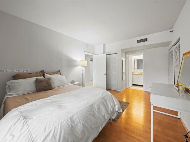 1-bedroom condo for sale in Miami - 540 Brickell Key Dr 412 - MondialRealty