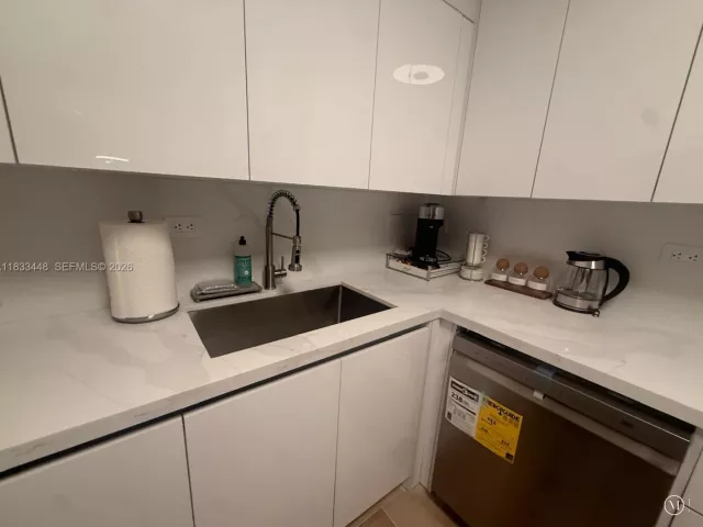 2-bedroom condo for rent in Miami Beach - 1500 Bay Rd 724S - MondialRealty