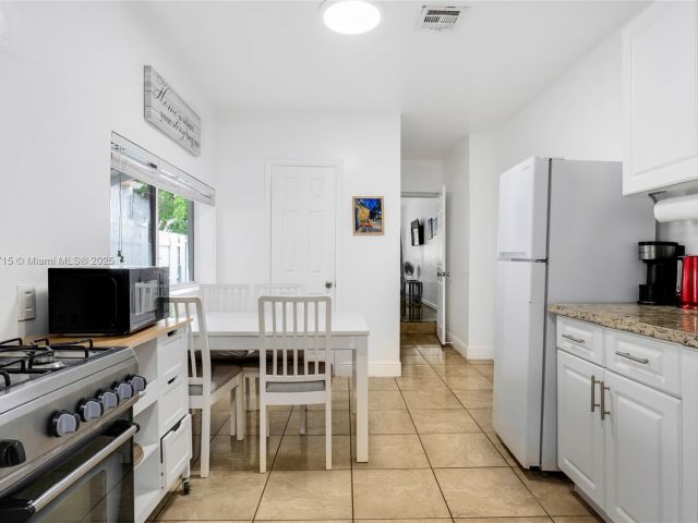 Home for sale at 104 SW 40th Ave - photo 6274648