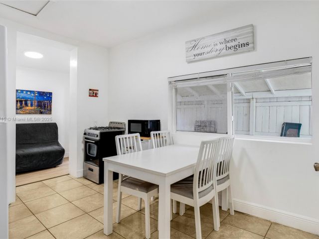 Home for sale at 104 SW 40th Ave - photo 6274649